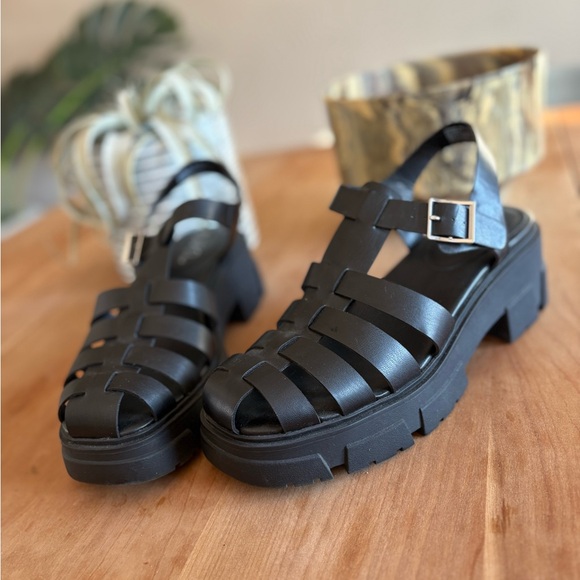 Wild Pair ‘Hereaa’ Black Strappy Fisherman Sandal Vegan W 10 Like New - Picture 3 of 10